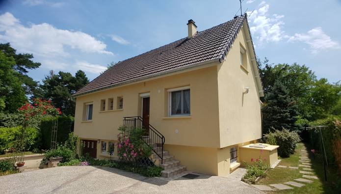 Façade d’un pavillon des années 70 isolée en bloc de chanvre par l’extérieur